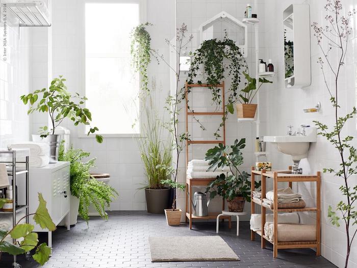 sive kopalniške talne ploščice, bele stenske ploščice, umivalnik, belo kopalniško pohištvo, lestve za kopalnico, povsod zelene rastline