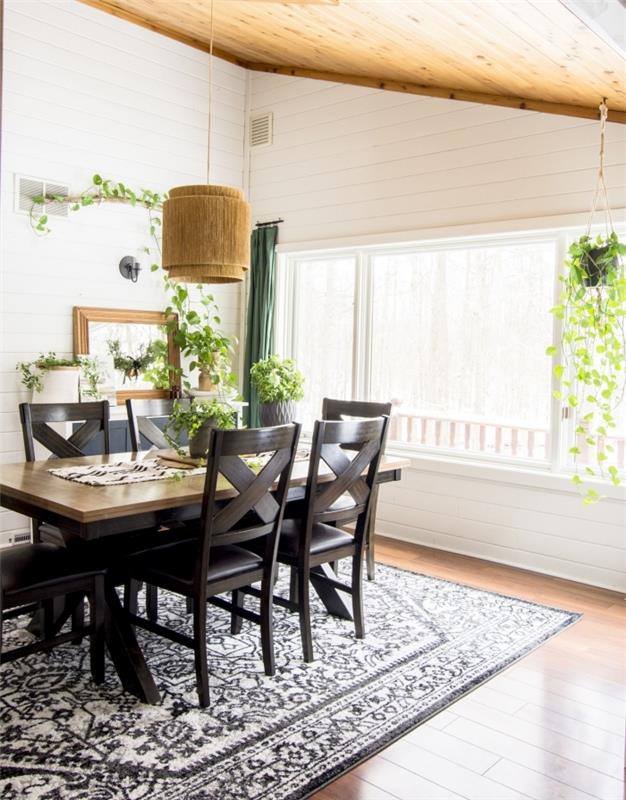 viseča rastlina jedilnica dekoracija bela in črna preproga leseni stropni vzorci zelene zavese