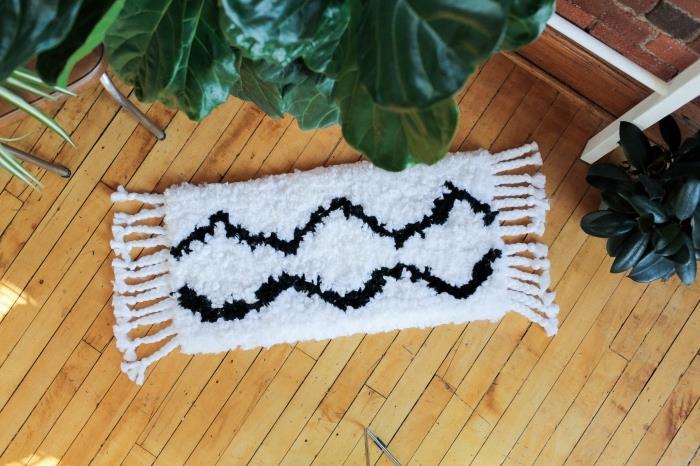 Saçaklı dikdörtgen beyaz ve siyah desenli bohem şık yün halı modeli, diy dekoratif obje fikri