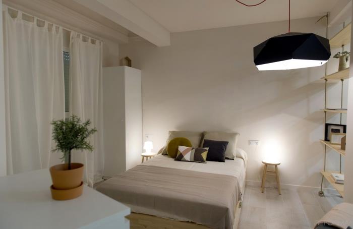 beyaz duvarlar ve taklit ahşap fayans ile raflar ve ahşap gardırop ile genç yatak odası modeli