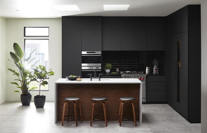 siyah beyaz mutfak tasarım fikri, adalı l şeklinde mutfak düzeni, beyaz tezgahlı mat siyah mutfak modeli