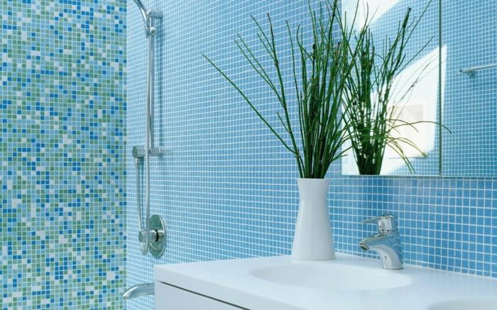 augalas vonios kambariui, mėlynos ir baltos spalvos mozaika, dušo zona mėlynos, baltos ir žalios mozaikos, sieninė spintelė balta su dviem kriauklėmis, augalas, sugeriantis drėgmę