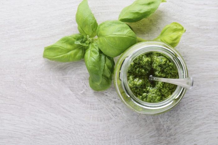 bitki-fesleğen-yap-pesto-aromatik-bitki