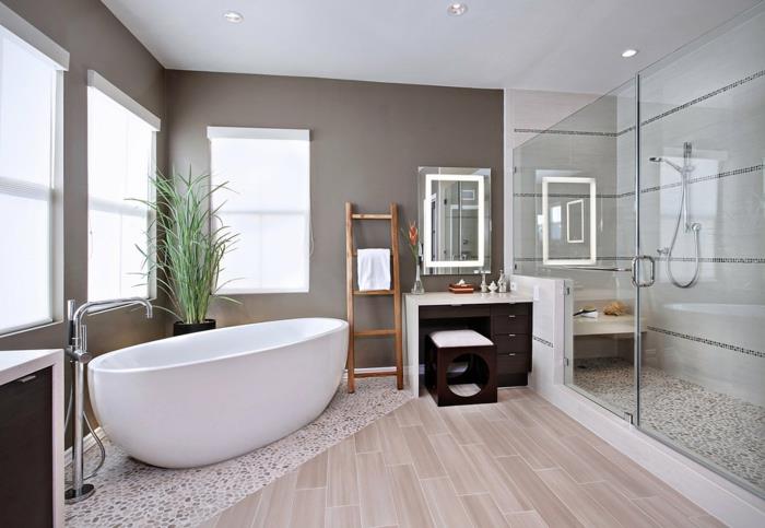 „pinterest“ vonios kambarys, vonios kambarys, balta vonia, šviesiai smėlio spalvos PVC parketas, erdvus itališkas dušas su grindimis, padengtomis mozaika, imituojančia mažus baltus ir rudus akmenukus