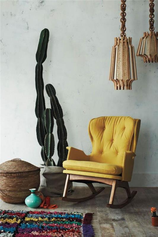 patalpų sukulentai-geltonos sūpynės-kėdės ir didelis kaktusas