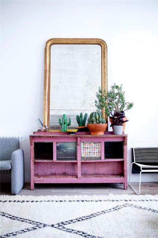 patalpų sukulentai-mažas-senovinis-bufetas-nudažytas-rožinis-ir-didelis veidrodis
