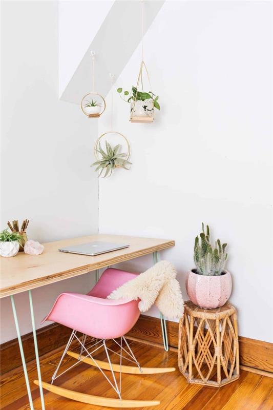 yeşil bitkiler ile ev ofis dekor fikri, metal çiçek kolye ile beyaz ve ahşap oda tasarımı