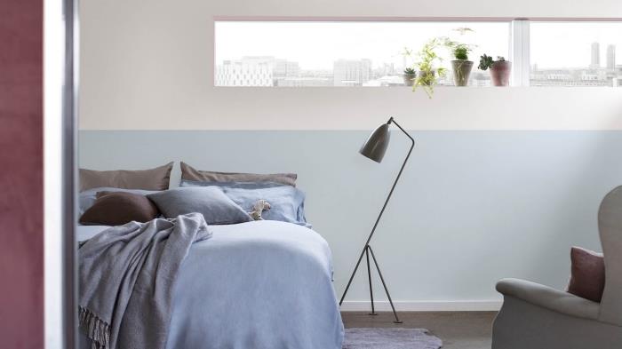 stensko slikanje v dveh barvah, ideja za slikanje spalnice za odrasle 2 barvi bela in pastelno modra, model stola v sivi barvi