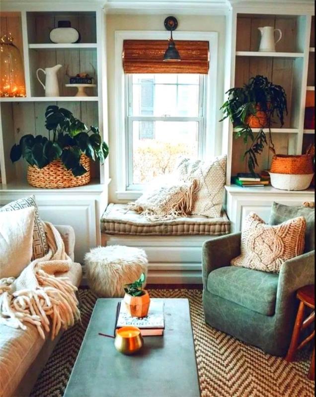 žali augalai krepšeliuose dekoratyvi šviesi girlianda jauki atmosfera su skandinaviška sofa ir kokono skaitymo kampu lango pusėje