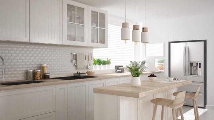 minimalistična dekorativna ideja v sodobni kuhinji, opremljeni z osrednjim otokom iz svetlega lesa z lesenim stolom