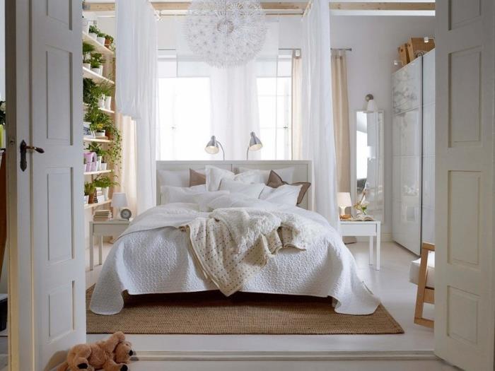 uzun perdeler ve karahindiba tasarım aydınlatma armatürü ile beyaz ve ahşap rahat yatak odası dekoru