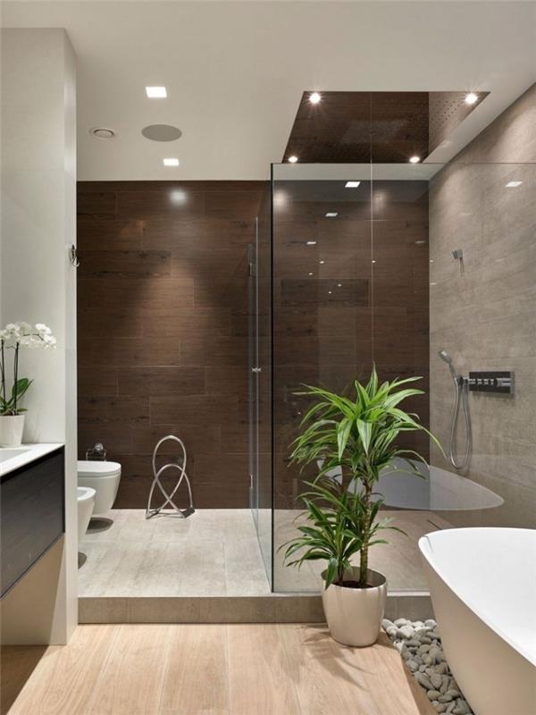 LED osvetlitev in steklena tuš kabina, ideje za dekoracijo kopalnice bež stene in beli strop s svetlim lesenim podom
