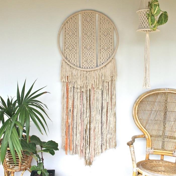 DIY dreamcatcher tasarımı duvara asılı model, yeşil bitkiler ve ratan mobilyalarla bohem bir odanın nasıl dekore edileceğine dair fikir