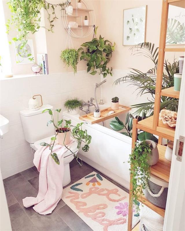 yeşil bitkiler beyaz küvetli gri ve beyaz banyo soluk pembe duvarlar raflar ahşap banyo