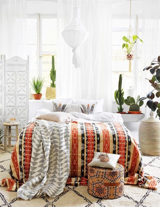 primer sodobnega notranjega oblikovanja z elegantno in boemsko dekoracijo, posteljnina v rjavih in oranžnih barvah z geometrijskimi vzorci