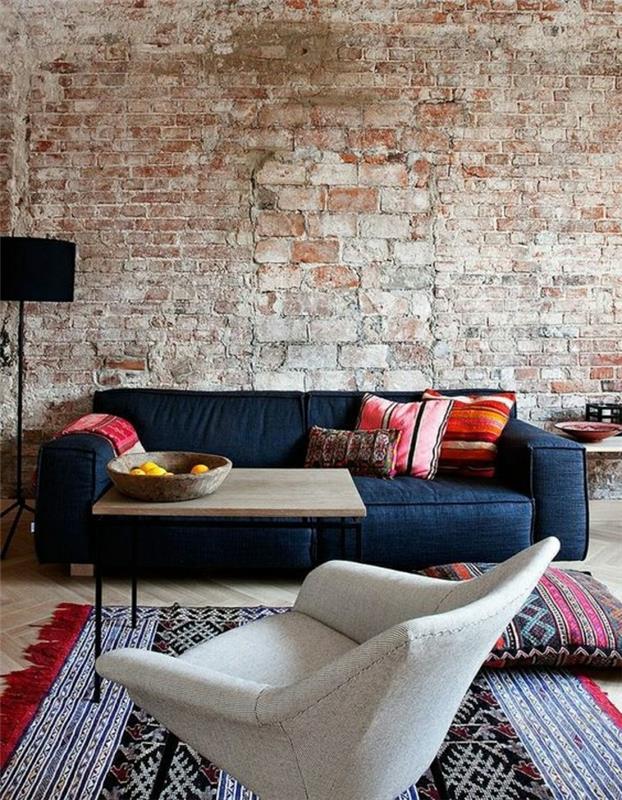 svetainė su plytų apdaila ir modernus interjeras-baldai-prašmatni-mėlyna-dydžio-sofa