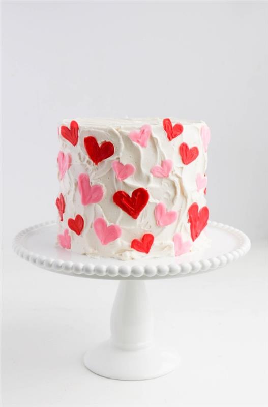romantik bir sevgililer günü menüsü için ev yapımı tatlı, kırmızı ve pembe dekoratif kalpli beyaz kremalı yuvarlak pasta şablonu