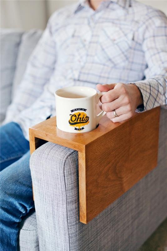 medinis padėklas ant sofos porankio, su vieta kavos puodeliui, neįprasta dovanų idėja vyrams