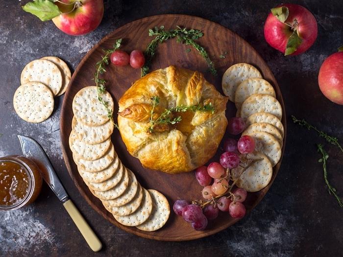 apvalus medinis padėklas aperityvas naminė tešla bruschetta druska rudens užkandis vaisiai vynuogių obuoliai uogienė lengvas aperityvas