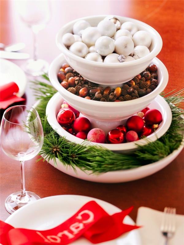 lengva Kalėdų stalo dekoravimo idėja, 4 pakopų padėklo modelis, užpildytas eglių šakomis ir Kalėdų kamuoliukais