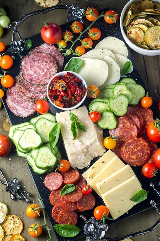 lezzetli bir İtalyan meze tabağı nasıl hazırlanır, bir yaz aperitifi için fikirler