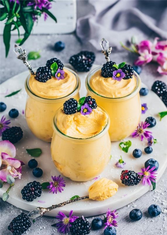 lengvas ir greitas ir originalus deserto padėklas mango putos šviežios gervuogės gėlių žiedlapis vasaros derliaus desertinis šaukštas metalinis atogrąžų putėsių desertas
