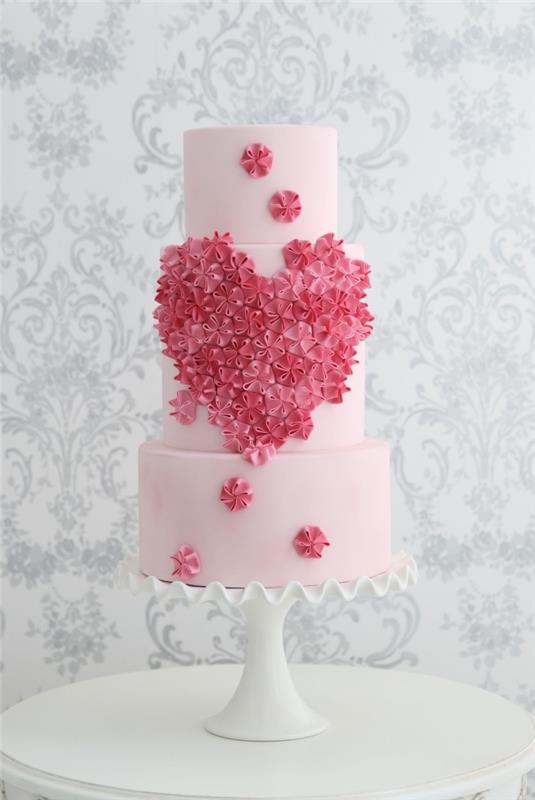 kalp şeklinde çiçek buketi dekorasyonu ile pastel pembe krema ile romantik sevgililer günü pastası şablonu