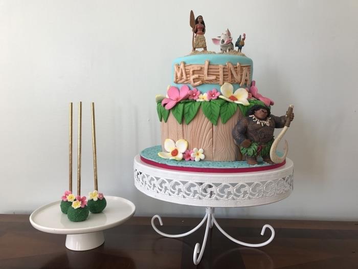 vaianos gimtadienio torto modelis su Vaiana Maui Hei Hei ir Pua personažų figūromis, art deco modeliavimo cukraus pasta
