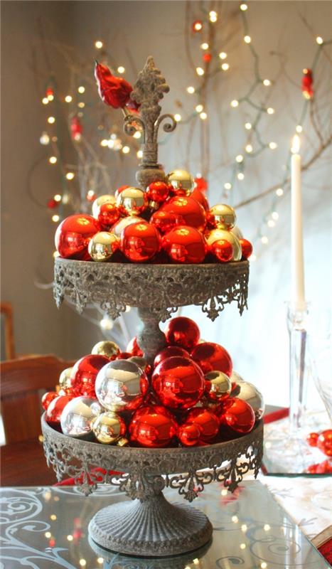 Kalėdų stalo puošmena pasigaminti eglutės papuošalų, deserto padėklas, papuoštas raudonais ir auksiniais rutuliais