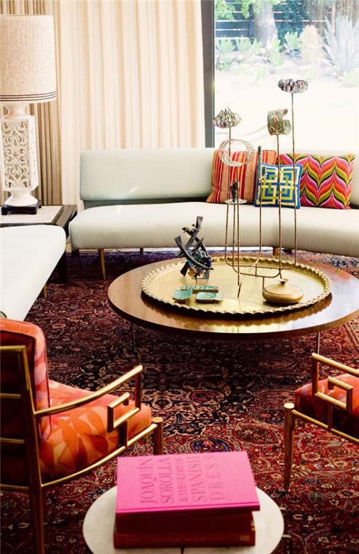 Marokietiškas padėklas-persiškas kilimas-spalvingos pagalvėlės-gražus-apvalus stalas-su padėklu ir žvakidėmis