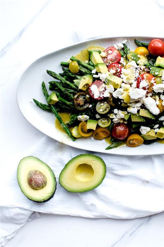 kuşkonmazlı soğuk salata tabağı çeri domatesli avokado küpler halinde kesilmiş beyaz peynir ve hardallı salata sosu