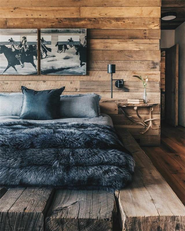 lepa dekoracija sobe, črno -bele slike, lesena posteljna postelja in jelenji rogovi