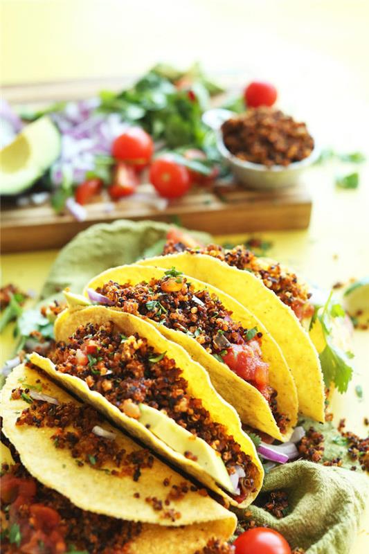 enostavna jed na osnovi kvinoje, vegetarijanski tortiljini zavitki s kvinojo in paradižnikovo omako, hitra in enostavna predjed