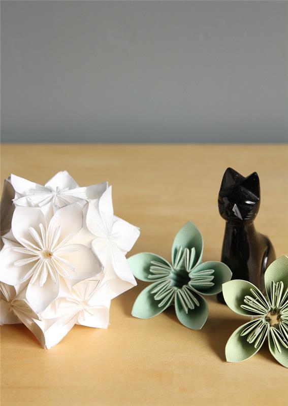 tradicinis labai estetiškos origami kusudama gėlės modelis, idealiai tinkantis dekoruoti stalus ir furšetus