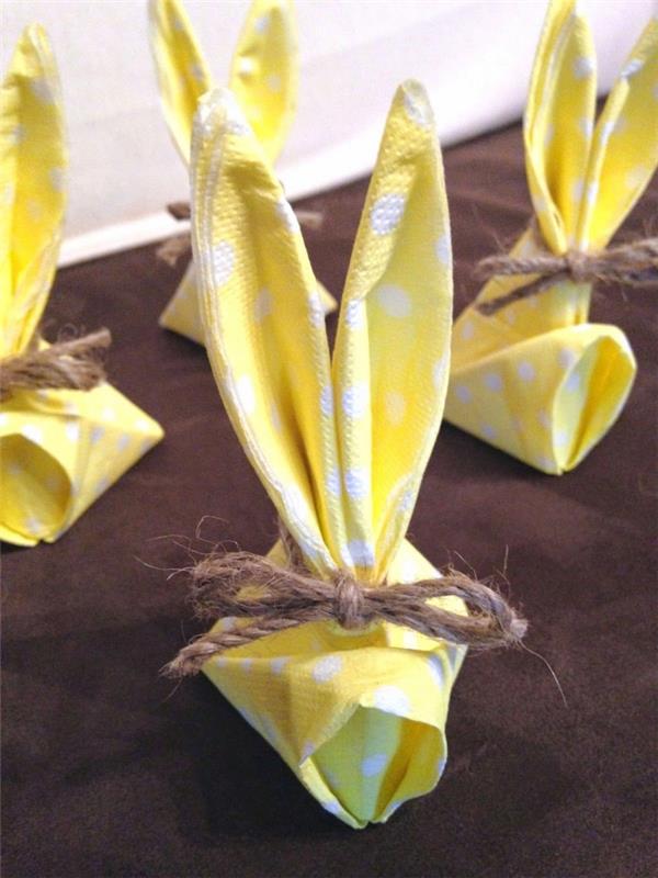 papirnati prtiček v obliki velikonočnega zajčka, vezanega s konopljino vrvico, mali zajčki v rumenem papirju z belimi pikami