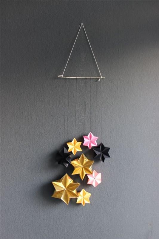 Farklı renk ve boyutlarda origami yıldızlarla hem çapkın hem de minimalist güzel sarkıt lamba, yeni başlayanlar için orijinal bir kağıt katlama fikri