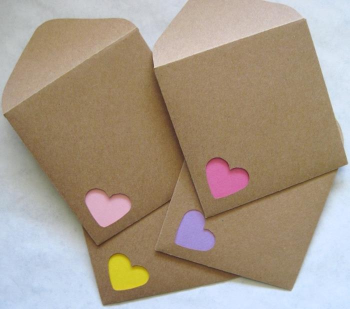 küçük kalpli geri dönüştürülmüş kağıttan kare zarf, küçük bir scrapbooking zarfı nasıl yapılır fikri