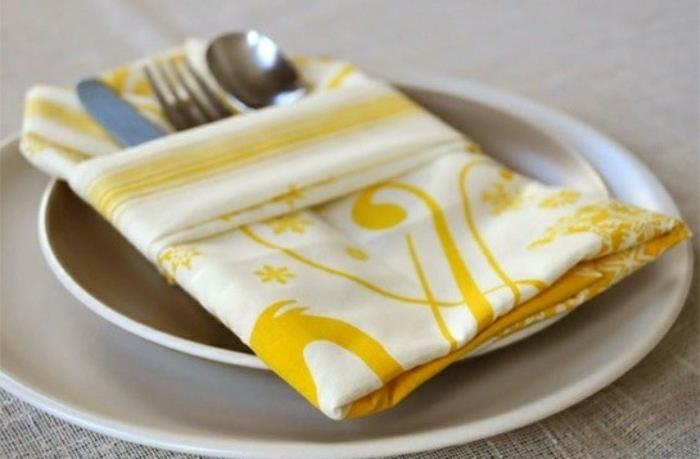 geltonai-baltos-servetėlės-sulankstomos-mados-geltonai baltos-servetėlės-šiuolaikiniai modeliai