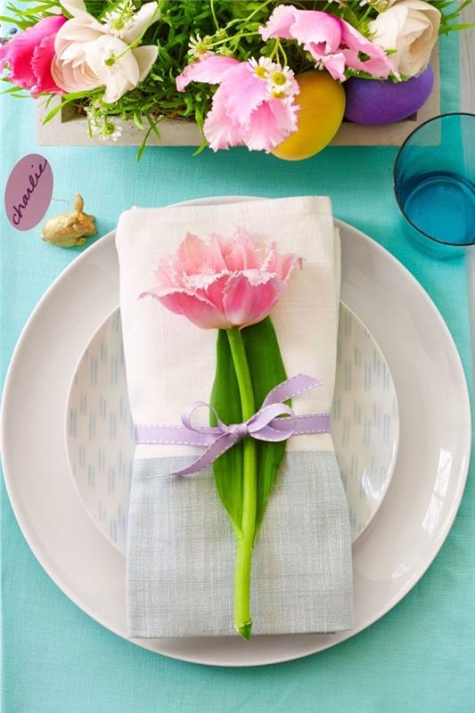 zložljivi klasični platneni prtički, okrašeni s tulipani za lepo predstavitev praznične mize