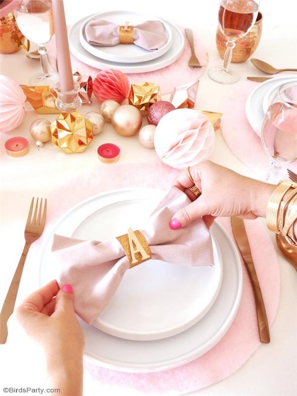 Paprastas švelniai rožinio peteliškės sulankstomas modelis su blizgančia servetėle raidėje A, Kalėdų stalo puošmena, Kalėdų rutulio centras