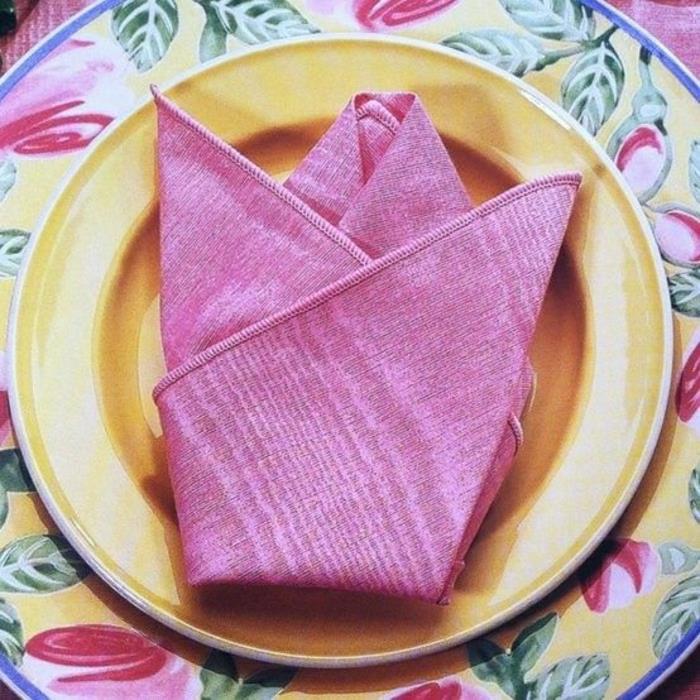 servetėlių lankstymo-purpurinio audinio-servetėlių lankstymo-gėlių formos-gana-variantas-prie stalo
