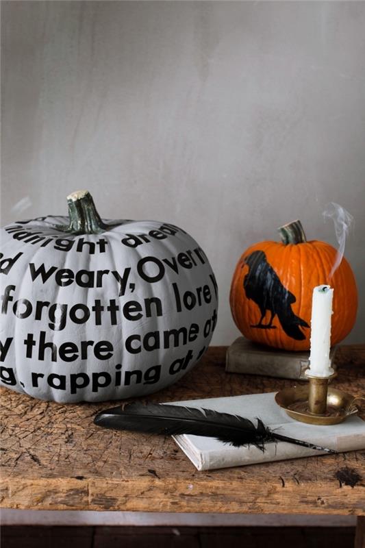 Helovino moliūgų raštas, nudažytas pilka ir juoda spalvomis, Helovino moliūgas su bauginančiu gyvūnų dizainu, lengva Halloween dekoravimo idėja