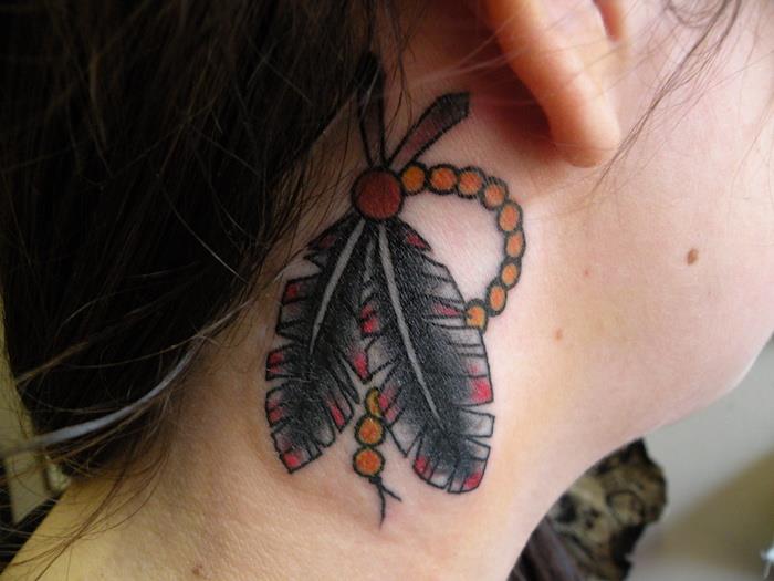 moters tatuiruotės idėja, tamsiai rudi plaukai, vietinės Amerikos plunksnų dizaino tatuiruotė, kūno dailė spalvomis