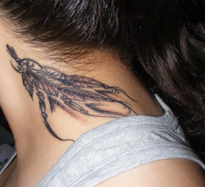 tatuiruotė moteris, rašalo piešimas ant odos su plunksnų raštu, tatuiruotė ant kaklo