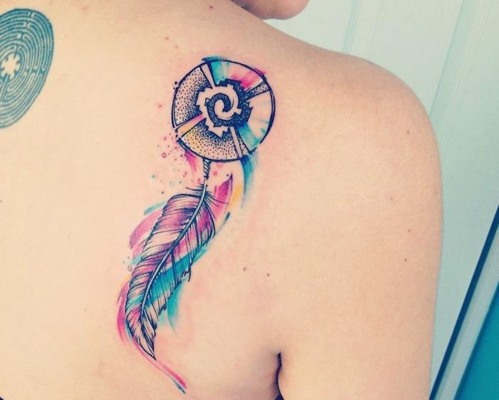 ženska tetovaža, oblikovanje vzorca lovilca sanj, barvna tetovaža oblikovanja perja