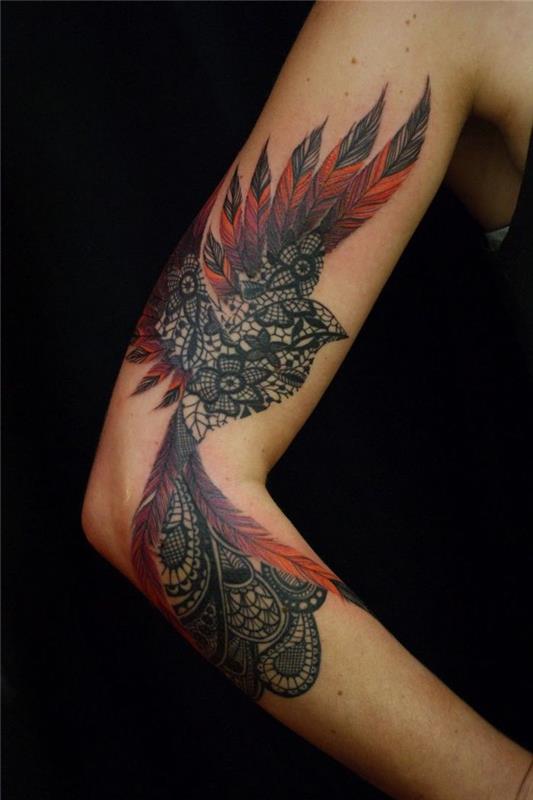 moters tatuiruotė, fenikso įkvėptas kūno menas liepsnojančiais sparnais, tatuiruotė ant rankos