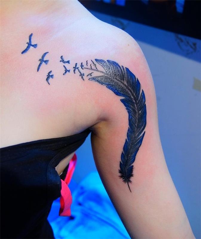 moters pečių tatuiruotė, plunksnų rašto tatuiruotė su mėlynais kontūrais ir skraidančiais paukščiais