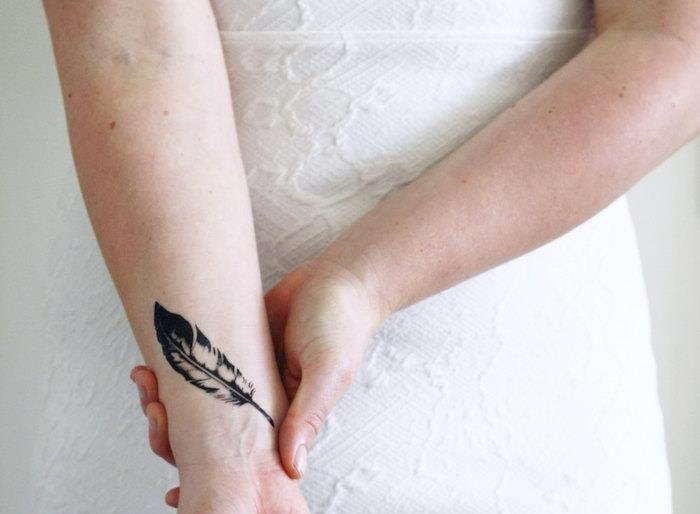 ženska tetovaža, risba s črnilom na koži, tetovaža perja na zapestju