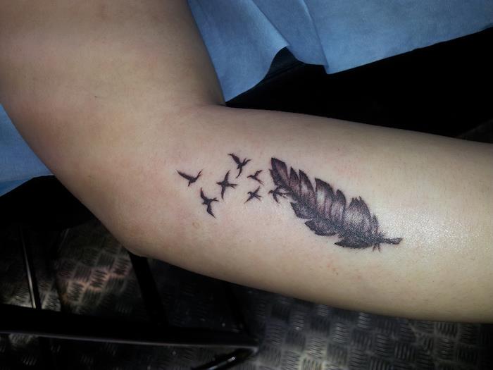 plunksnų tatuiruotė, rašalo piešimas ant rankos, tatuiruotė su plunksna ir mažais skraidančiais paukščiais