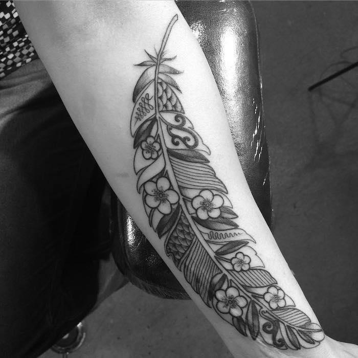 tetovaža perja, risba na koži z vzorcem perja in cvetja, tetovaža na roki